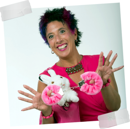 ROSA mit Hase und Handschellen